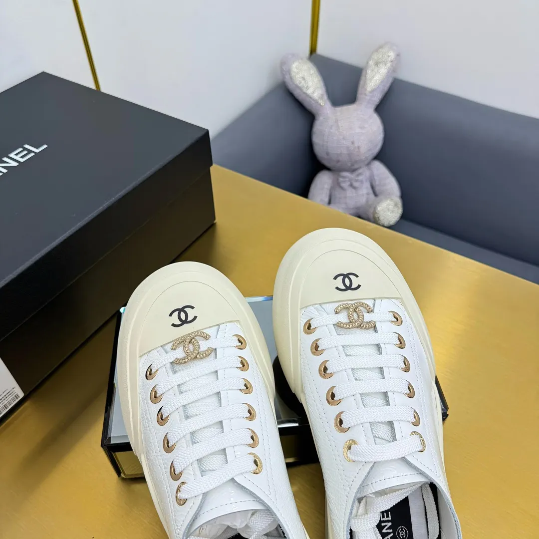 👟👟Ex-factory price 560👟👟 Top version, original quality! ! ! Chanel Chanel - 2025 biscuit shoes, the top casual sports shoes in the counter, this classic design; the upper is electro-embroidered with a variety of craftsmanship; the outsole is fashionable and sporty; the extraordinary inclusion of a variety of color elements... The diversified mix and match is very good-looking and versatile, casual, fashionable, sports, and outdoor can be taken into account... ꫛꫀꪝ Go➫ Material: ❶Upper: Original first-layer cowhide ❷Inner: Sheepskin ❸Outsole is based on: original TPU combination outsole, full set of boutique packaging for women 35–41 👉